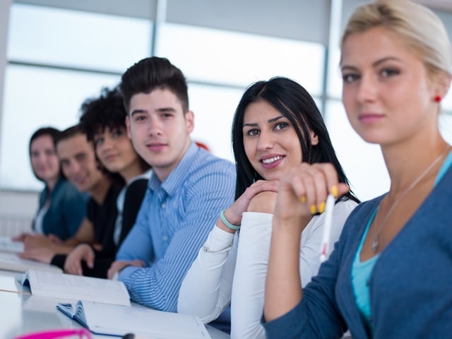 Are there students in your group. Корпоративное образование за рубежом. Студент за столом картинки. Студенты колледжа картинки. Как выбрать страну для обучения за границей.